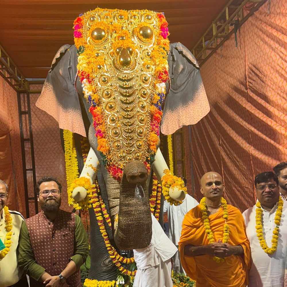 कानपुर इस्कॉन में गूंजा 'नरसिंह देव' का जयकारा:पहली बार दिखा रोबोटिक हाथी, PETA और श्रिया सरन ने सौंपा 'गजराज