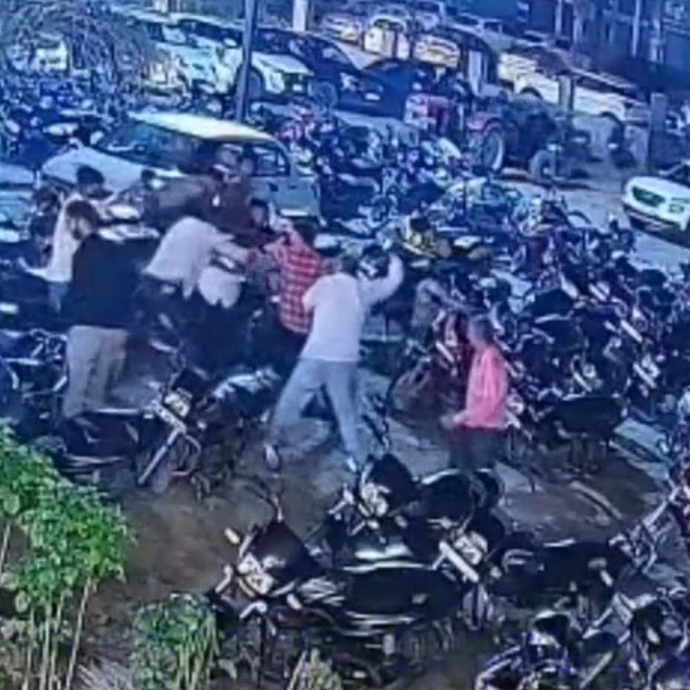 अमरोहा में शादी समारोह में दो पक्ष भिड़े, VIDEO:पुराने विवाद को लेकर हुई मारपीट, युवक घायल