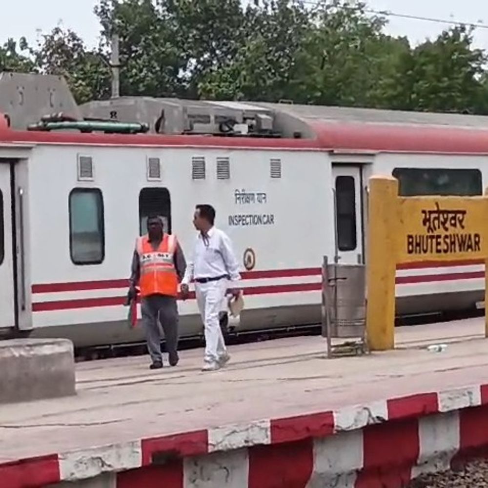 मथुरा में चलती ट्रेन से रेल ट्रॉली से टकराई:निजामुद्दीन-सोगरिया जा रही थी गाड़ी, इंजन क्षतिग्रस्त; पांच कर्मचारियों ने कूदकर बचाई जान