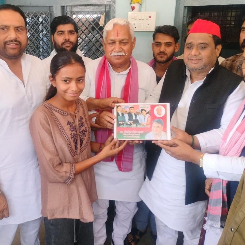 सपा ने मेधावी छात्रा को टैबलेट देकर किया सम्मानित:फर्रुखाबाद में घर पहुंचकर नेताओं ने उज्ज्वल भविष्य की कामना की