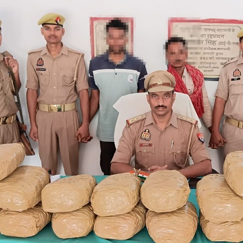 चंदौली में दो तस्कर गिरफ्तार:बिहार से मिर्जापुर ले जा रहे थे 32 किलो से अधिक ज्यादा गांजा