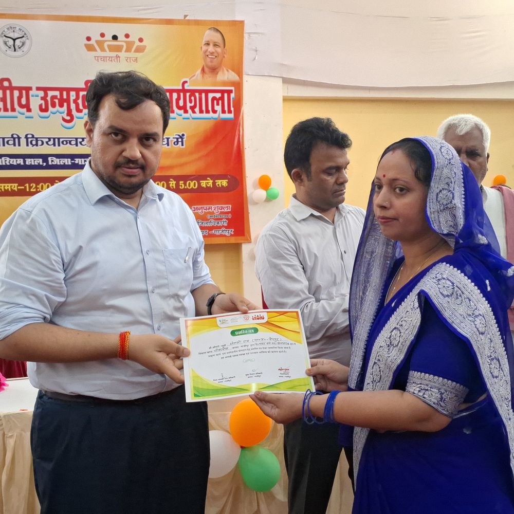 डीएम का हर गांव में खेल मैदान बनाने का आदेश:गाजीपुर में कहा- प्रधान गांव की समस्या गांव में सुलझाएं, मामले तहसील तक न पहुंचें
