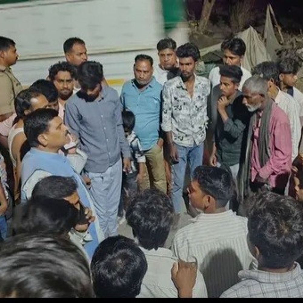 संतकबीरनगर में आमने-सामने बाइक टक्कर, तीन युवक घायल:विधायक अनिल कुमार ने पुलिस और एंबुलेंस को दी सूचना, जिला अस्पताल रेफर