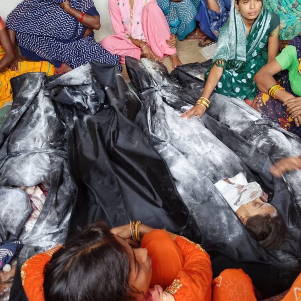 पति-पत्नी का एक ही चिता पर हुआ अंतिम संस्कार:शाहजहांपुर में सड़क हादसे में परिवार खत्म, बेटी बोली- मम्मी आकर फ्रीज खरीदने वाली थीं