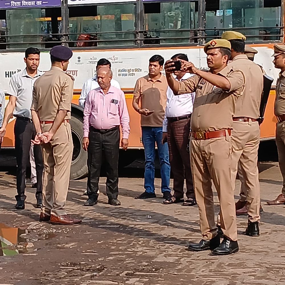 हमीरपुर बस स्टैंड का डीएम-एसपी ने किया निरीक्षण:गंदगी, जलभराव व खराब बसों पर ARM को फटकार, सुधार के निर्देश