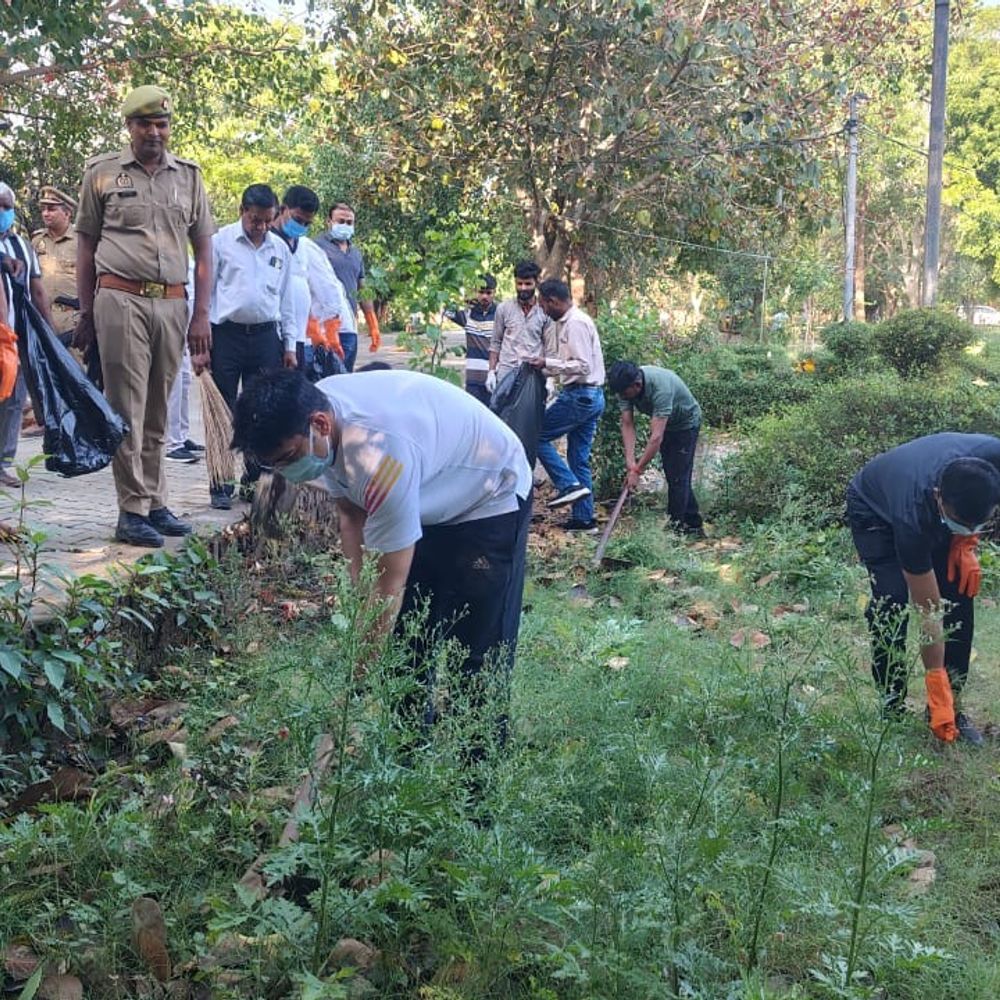 हाथरस में अंतर्राष्ट्रीय श्रम दिवस पर कलेक्ट्रेट में स्वच्छता अभियान:जिलाधिकारी समेत अधिकारियों ने संभाली कमान