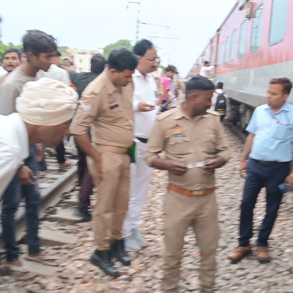 फिरोजाबाद में युवक की ट्रेन से कटकर मौत:नेताजी एक्सप्रेस के आगे लेटा, 30 मिनट तक रुकी रही ट्रेन