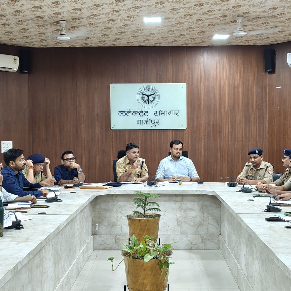 गाजीपुर में डीएम-एसपी ने की समन्वय बैठक:विकास कार्यों और कानून-व्यवस्था की समीक्षा, लापरवाही पर कार्रवाई की चेतावनी