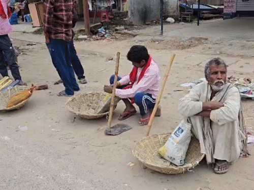 मोतिहारी में मजदूरों को नहीं मिल रहा काम:मजदूर दिवस पर भी खाली हाथ लौट रहे श्रमिक, योजनाओं का नहीं मिला लाभ