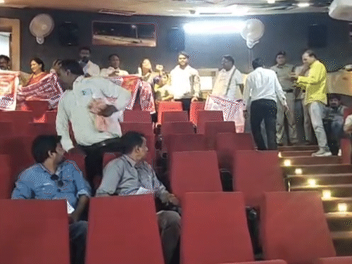 बिलासपुर में महिला आरक्षण पर सामान्य-सभा में निंदा प्रस्ताव:15 मिनट में बैठक खत्म, 2023 में पारित विधेयक का पोस्टर लेकर कांग्रेस ने किया प्रदर्शन