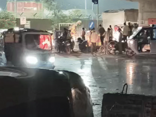 
                 लखनऊ में तूफान के साथ झमाझम बारिश:पेड़ में दबने से 2 रेडियोथेरेपी टेक्नीशियन की मौत; 5 दिन में 11.3°C गिरा तापमान 
            