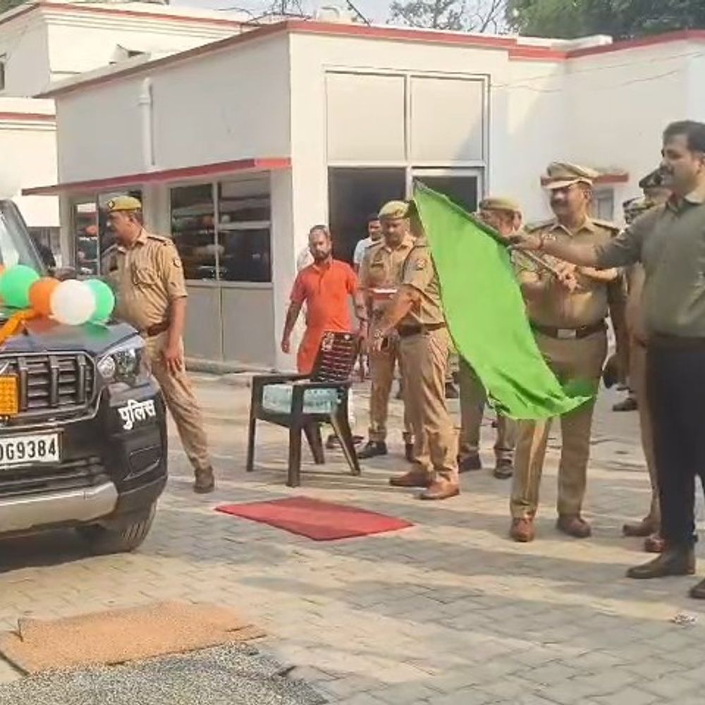 सीतापुर डायल-112 में 14 नए वाहन शामिल:एसपी ने हरी झंडी दिखाकर रवाना किया, बोले - रिस्पॉन्स टाइम होगा बेहतर