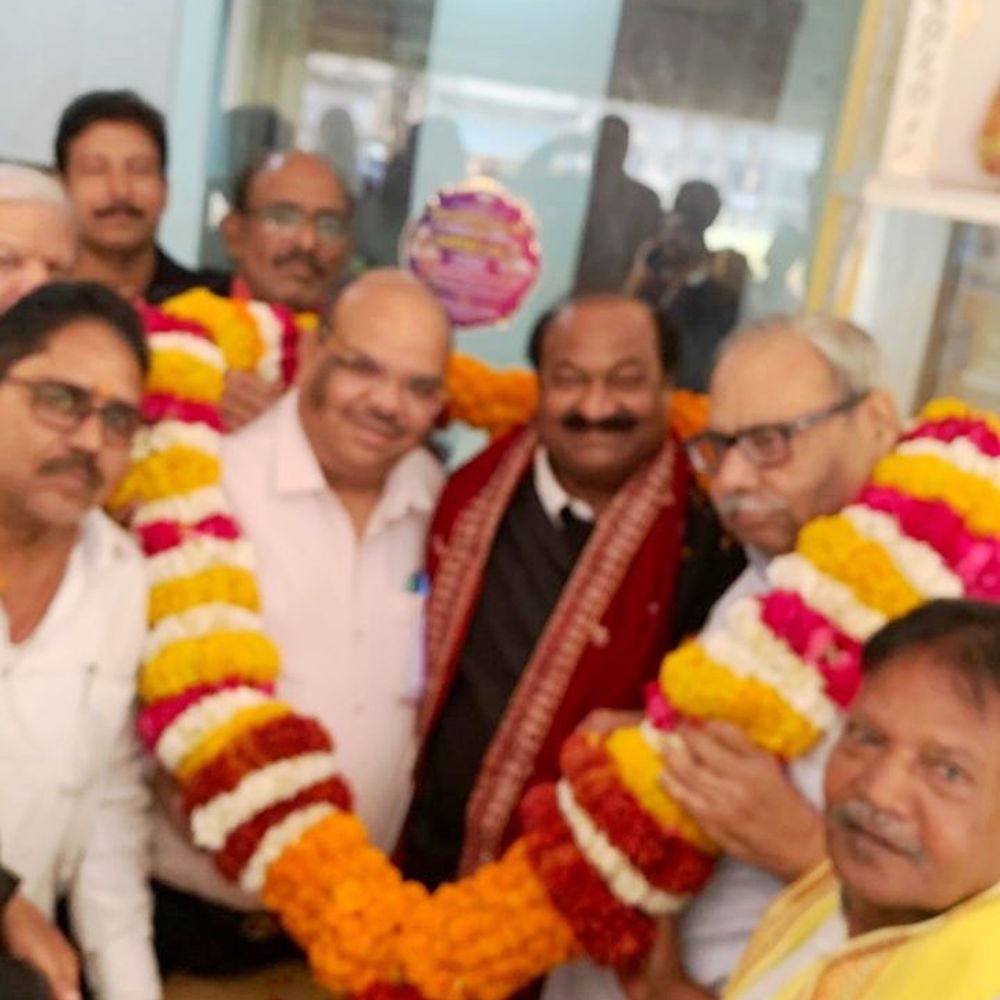 लखनऊ बार एसोसिएशन अध्यक्ष बने जीएन शुक्ला:डालीगंज व्यापार मंडल ने ऐतिहासिक जीत का जश्न मनाया