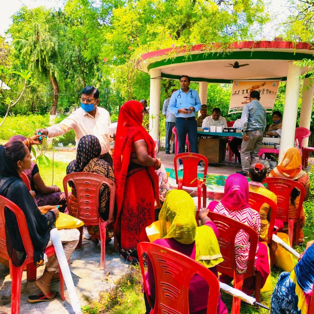 अंतर्राष्ट्रीय श्रमिक दिवस पर मजदूरों के लिए हेल्थ कैंप:अमेठी में वन विभाग ने आयोजित किया स्वास्थ्य परीक्षण शिविर