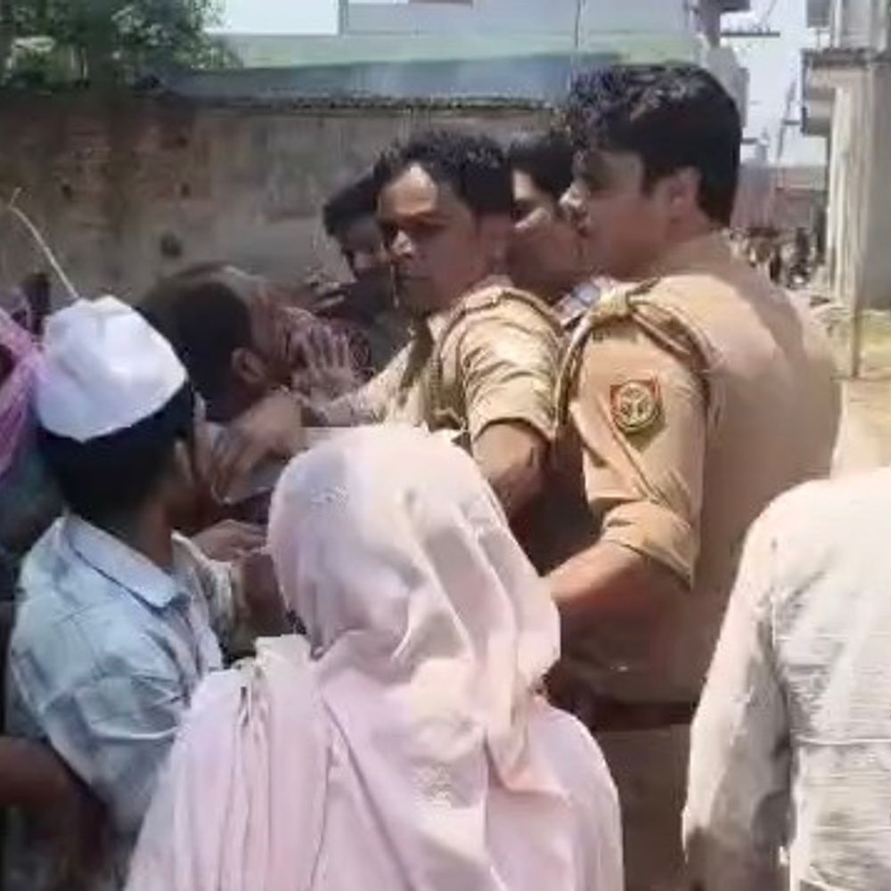 मुजफ्फरनगर में पुलिस-ग्रामीणों में धक्का-मुक्की, VIDEO:कार्रवाई के दौरान हंगामा: किसान यूनियन से जुड़ा व्यक्ति हिरासत में