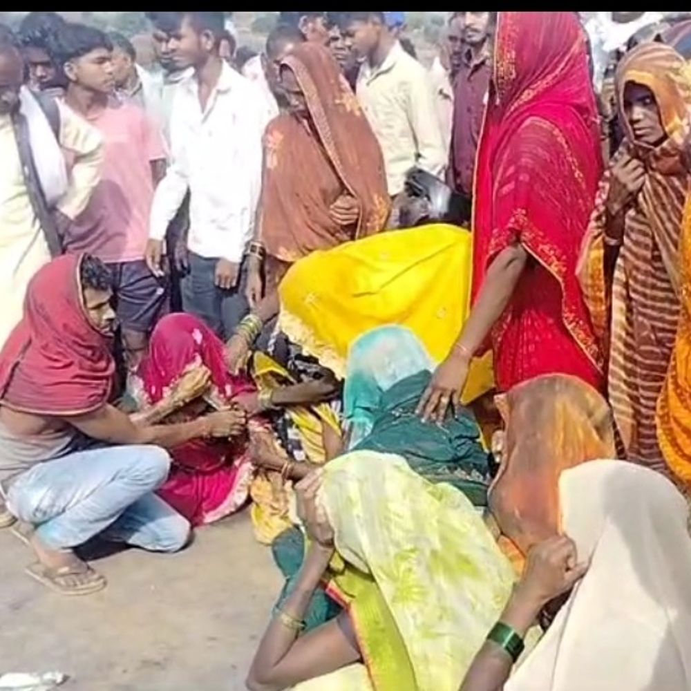 सिंगरौली में हाईवा की टक्कर से युवक की मौत:गुस्साए ग्रामीणों ने किया सड़क जाम; मुआवजे और कार्रवाई की मांग पर अड़े