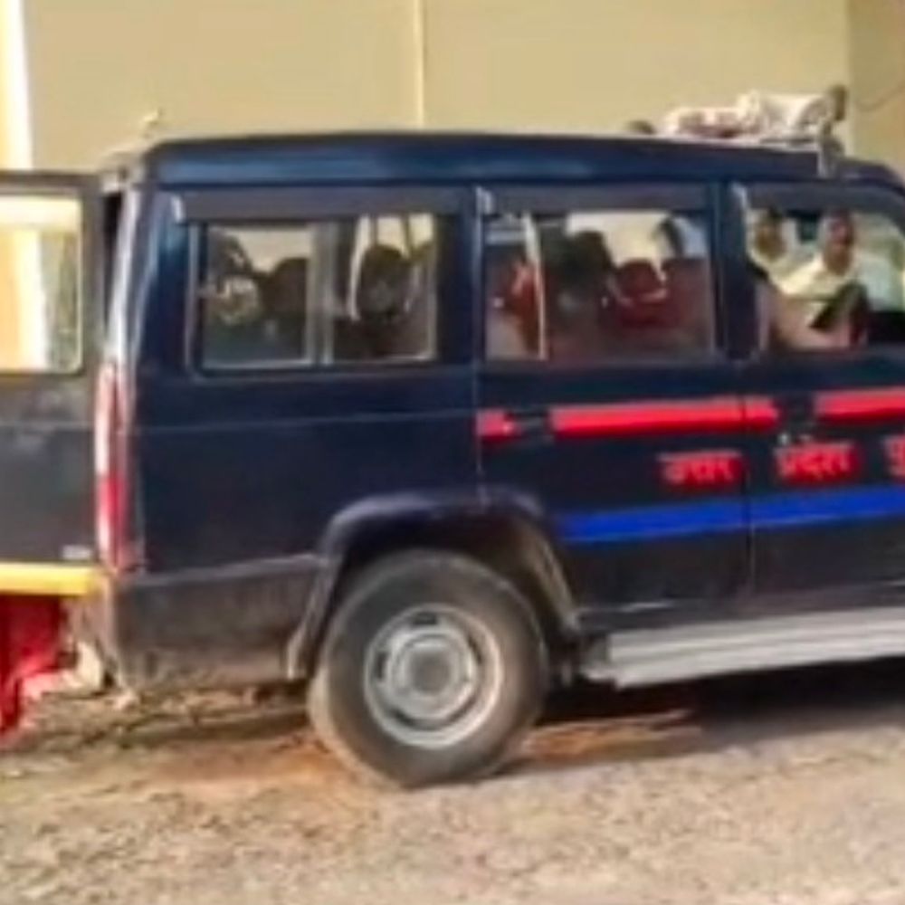 प्रधानाध्यापक पर पांच वर्षीय छात्रा से गलत हरकत का आरोप:बलिया में चॉकलेट के बहाने बाथरूम में ले जाकर की छेड़छाड़, पुलिस ने किया गिरफ्तार