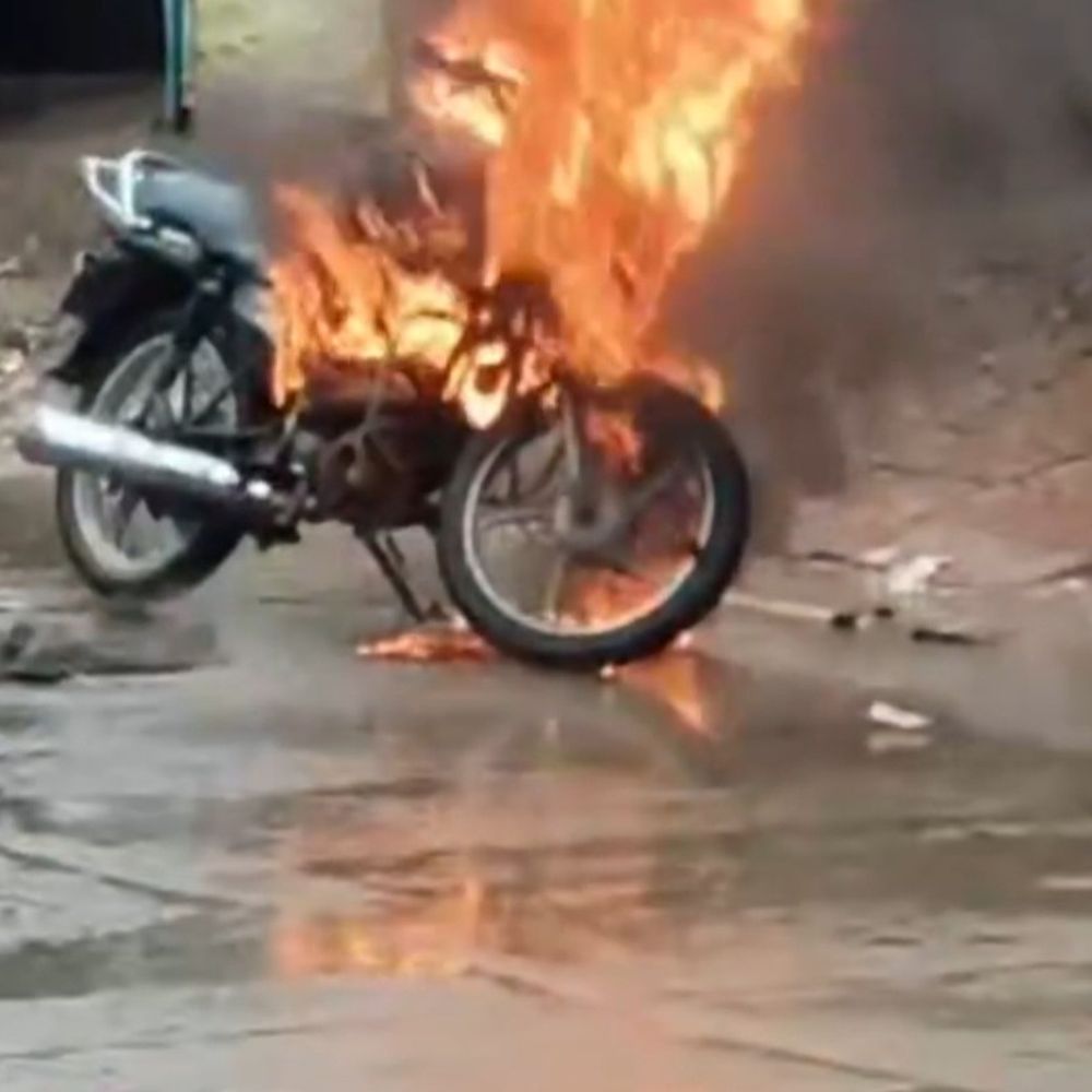 देवरिया में रिमझिम बारिश में खड़ी बाइक में लगी आग:धुसवा चौराहे पर धूं-धूं कर जली, लोगों ने बुझाने की कोशिश की