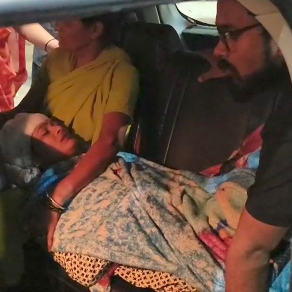 पड़ोसी की दीवार गिरी, महिला घायल:सिर और हाथ में चोट, नरसिंहपुर से जबलपुर रेफर