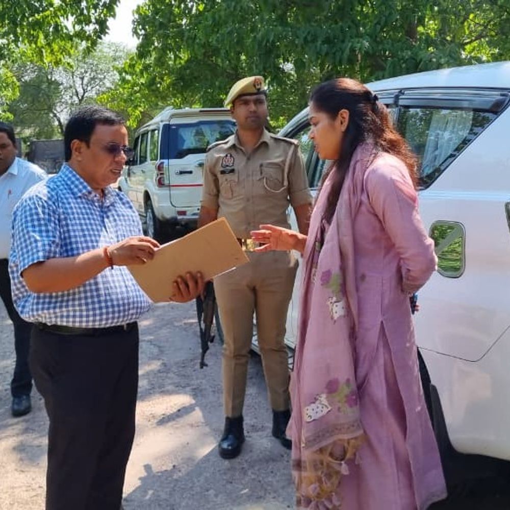 श्रावस्ती में संभावित बाढ़ से पूर्व प्रशासन अलर्ट:डीएम ने मधवापुर घाट का निरीक्षण किया, क्षतिग्रस्त सड़कों की मरम्मत और कटान रोकने के दिए सख्त निर्देश