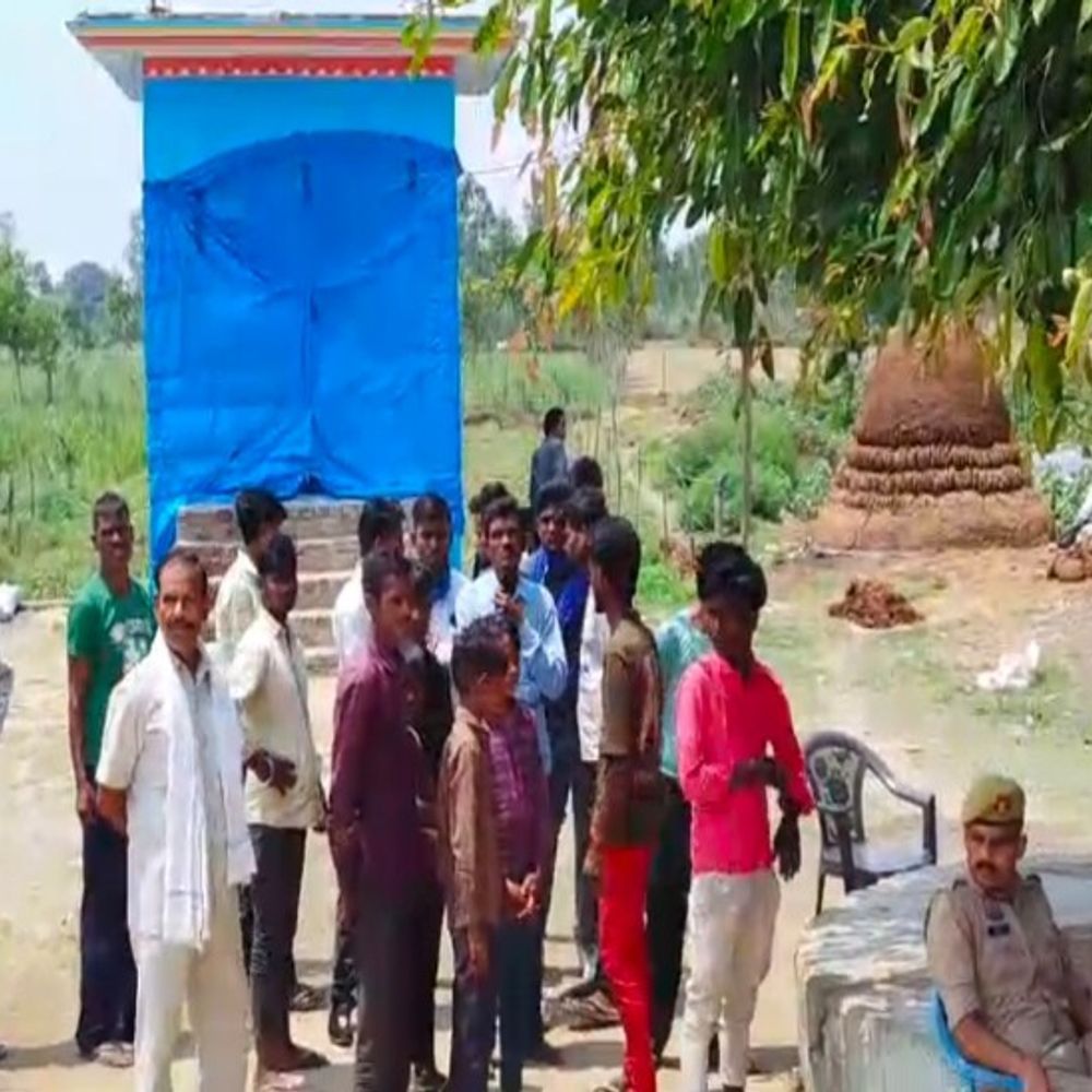 शाहजहांपुर में अंबेडकर प्रतिमा क्षतिग्रस्त, FIR दर्ज:ग्रामीणों में आक्रोश, आरोपी की तलाश, गांव में पुलिस बल तैनात