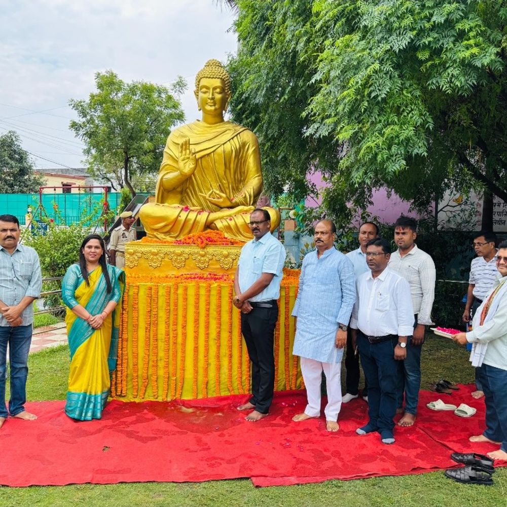 अंबेडकर पार्क में डीएम-अध्यक्ष ने बुद्ध प्रतिमा पर पुष्प अर्पित:मजदूर दिवस-बुद्ध पूर्णिमा पर सफाई मित्रों को किया सम्मानित