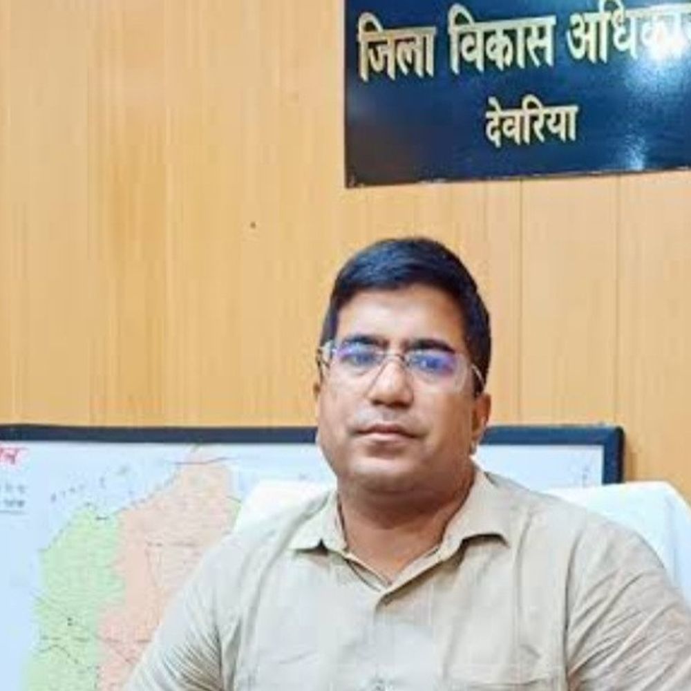 देवरिया में 6.36 लाख गबन मामला, तत्कालीन सचिव को नोटिस:जिला विकास अधिकारी ने तीन दिन में मांगा स्पष्टीकरण