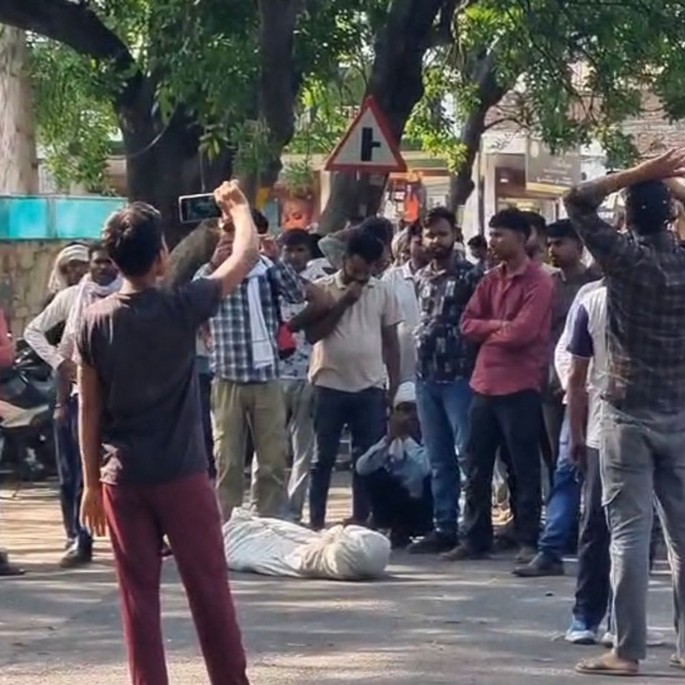 लाइनमैन की मौत के बाद शव रखकर लगाया जाम:डीएम आवास के बाहर परिजनों का प्रदर्शन, मुआवजा और कार्रवाई की मांग