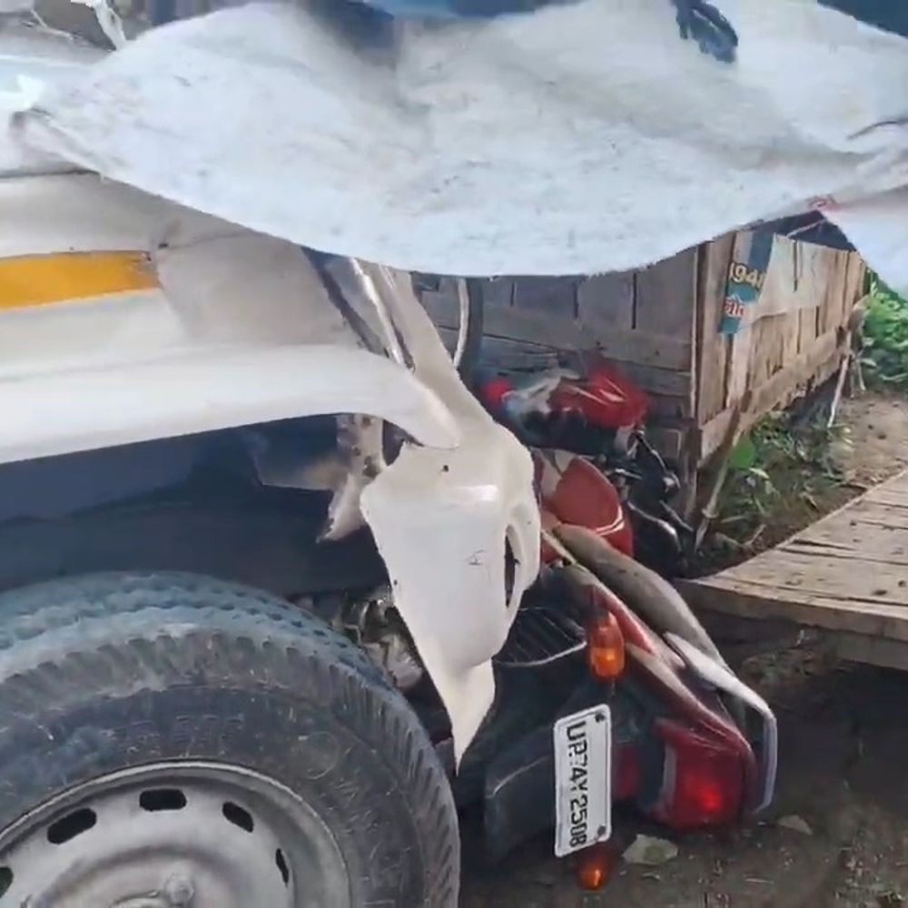 पिकअप ने कार, बाइक और झोपड़ी को मारी टक्कर:कन्नौज में हादसे में 3 लोग घायल, ड्राइवर फरार