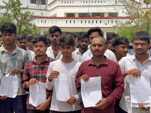 
                 UP बोर्ड में एक ही स्कूल के 150 बच्चे फेल:सभी 12वीं के स्टूडेंट्स, गोरखपुर में बोले- क्लासमेट की लड़ाई पर मिली सजा 
            