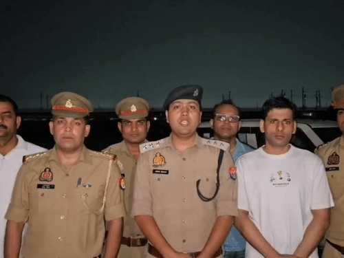 
                 संभल के जाबिर को गाजियाबाद में दौड़ाकर गोली मारी:महिलाओं से लूट कर मेरठ में बेचता था जेवर, रोते हुए कहा अरी मैया मर गया 
            