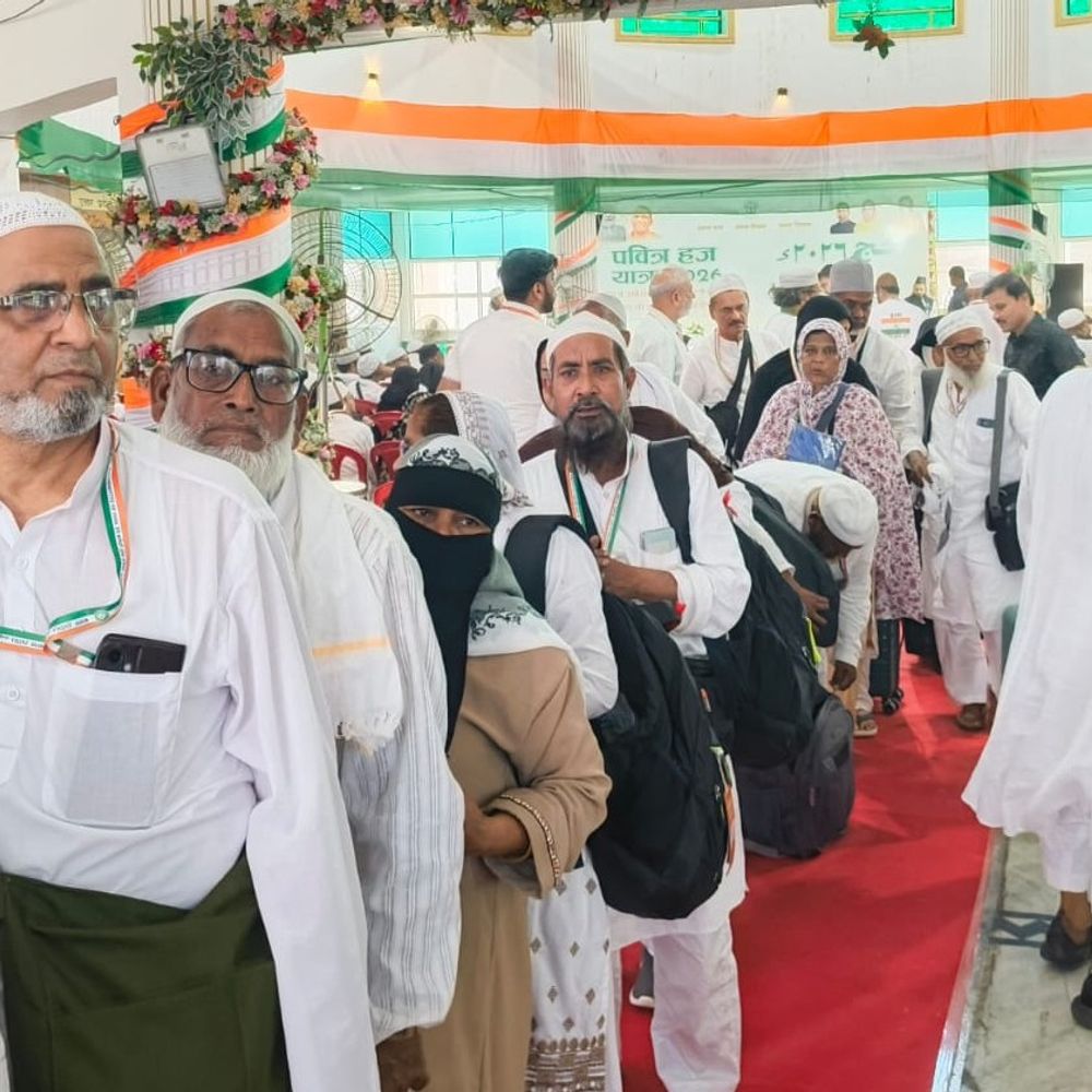 लखनऊ से हज यात्रियों की 11वीं फ्लाइट रवाना:दानिश आजाद अंसारी और दिनेश शर्मा ने दिखाई झंडी, देश के लिए दुआ की अपील
