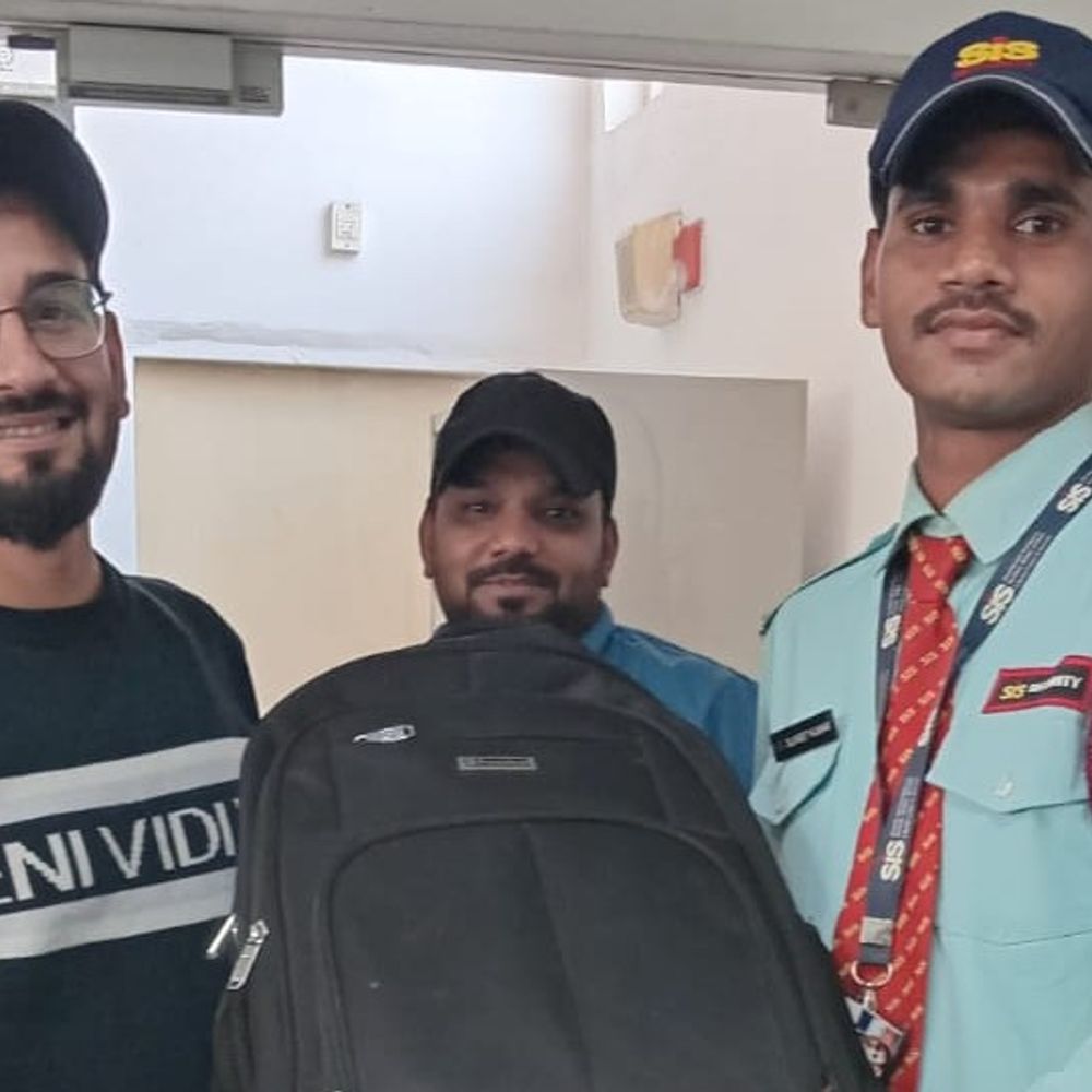 लखनऊ मेट्रो ने युवक के चेहरे पर लौटाई मुस्कान:शृंगार नगर स्टेशन पर बैग छूटा 3 लाख 80 हजार रुपए हुए बरामद,'लॉस्ट एंड फाउंड' सेल ने अब तक 51 लाख लौटाए
