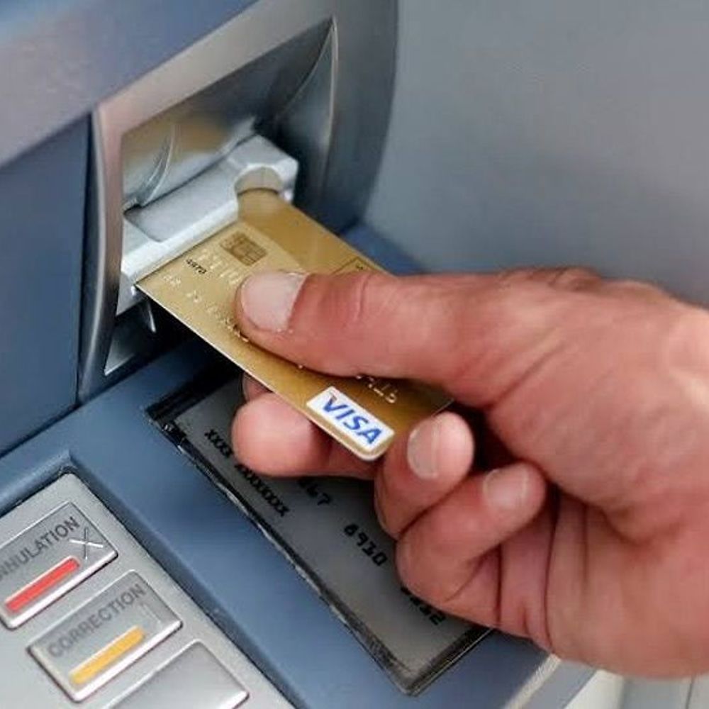 आगरा में युवती का डेबिट कार्ड बदलकर, 39 हजार निकाले:ATM से रुपए निकालते समय आरोपी CCTV में कैद, FIR