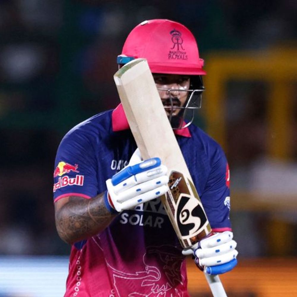 IPL में राजस्थान Vs दिल्ली:स्टार्क को एक ओवर में दो विकेट, जडेजा के बाद पराग को पवेलियन भेजा