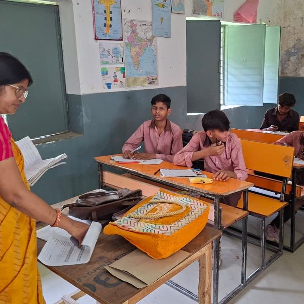 छात्रों की कम संख्या पर हर शिक्षक की जवाबदेही तय:वाराणसी के BSA बोले- शून्य नामांकन वाले 80 स्कूलों को जारी की गई थी नोटिस