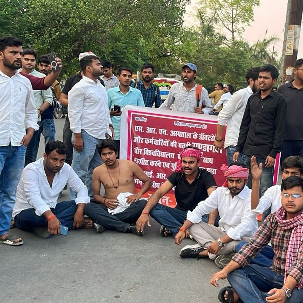 SRN अस्पताल में छात्र से मारपीट का आरोप:  कार्रवाई न होने पर AU छात्रों का चक्का जाम, जमकर की नारेबाजी – Prayagraj (Allahabad) News