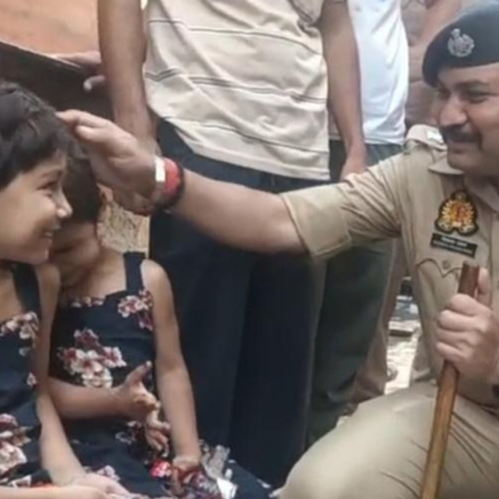 मेरठ के एसपी सिटी का नया अंदाज:मृतका कौसर की मासूम बच्चियों को दुलारा, पूछा फ्रूट जूस अच्छा लगता है