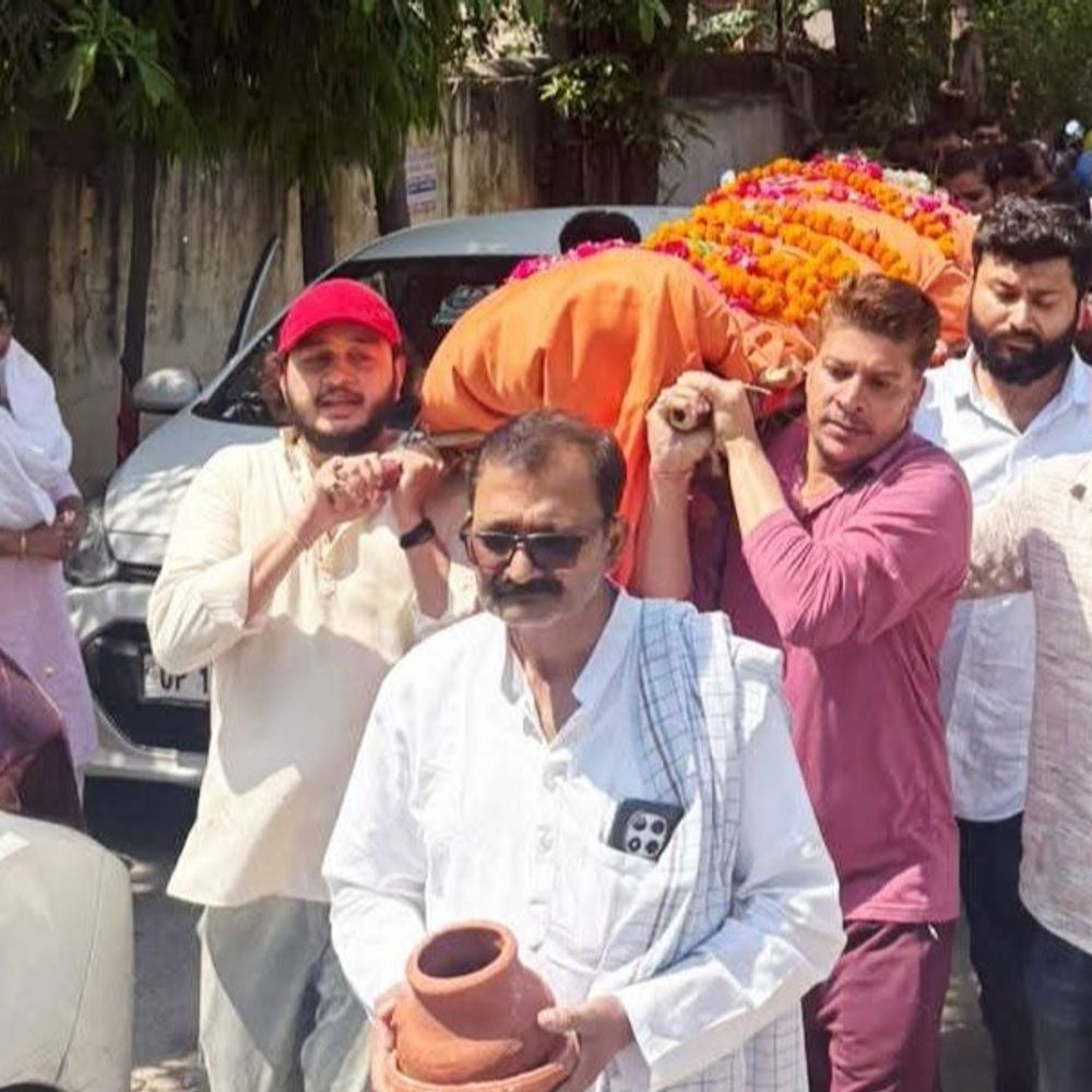 मेरठ में निकली महंत मां चेतनानंद सरस्वती की अंतिम यात्रा:शुक्रवार को भावुक माहौल में हुआ अंतिम संस्कार