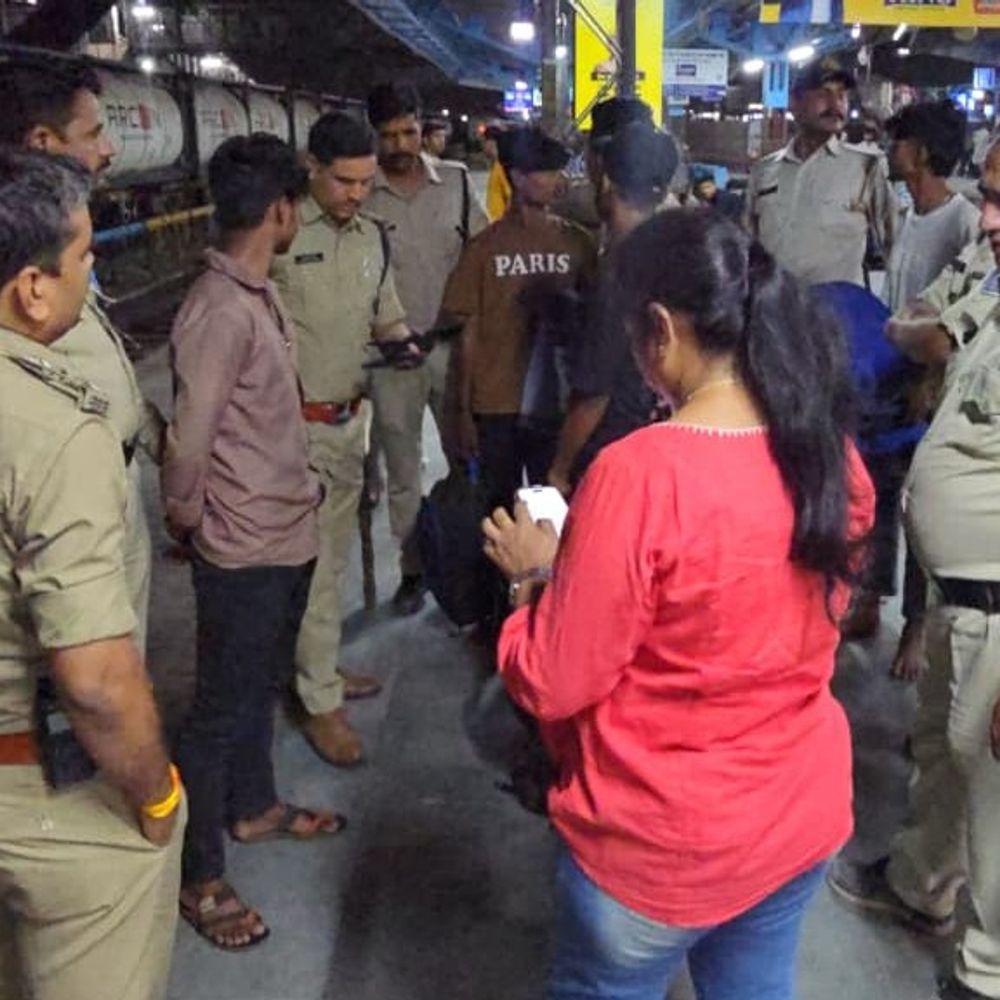 ट्रेन में अहमदाबाद जा रहे बच्चों की तस्करी का शक:उज्जैन-नागदा में रेस्क्यू कर 26 नाबालिग छुड़ाए, रात 3 बजे तक चला सर्च अभियान