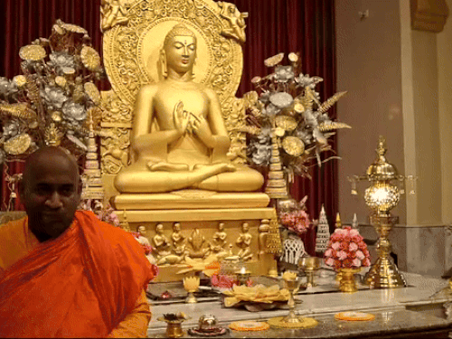
                 बुद्ध पूर्णिमा पर सारनाथ में उमड़े श्रद्धालु:भगवान बुद्ध के अस्थि अवशेष का कर रहे दर्शन, 5000 दीपक से जगमग होगा मंदिर 
            
