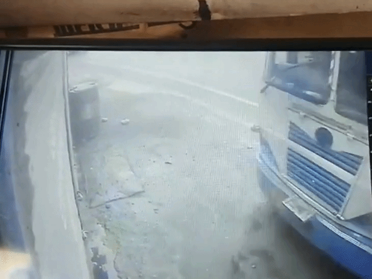 पठानकोट में बेकाबू हरियाणा रोडवेज की बस दुकानों में घुसी:  VIDEO : जम्मू-अमृतसर राष्ट्रीय राजमार्ग पर हादसा, ड्राइवर को लगी झपकी, 2 दुकानों को भारी नुक्सान, यात्री घायल – Pathankot News