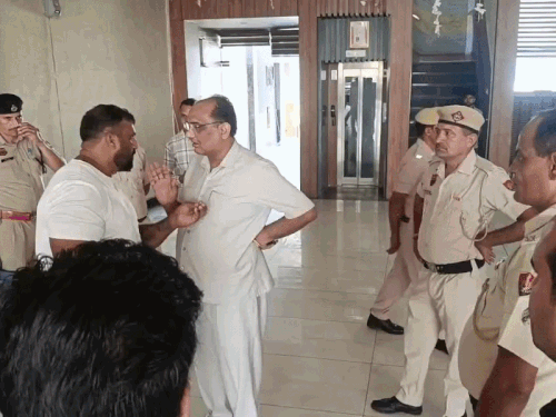 भिवानी में होटल सील करने पहुंचा प्रशासन:  5 घंटे बाद लौटी बैरंग, सीएलयू व बिल्डिंग नियम पूरे नहीं होने पर कार्रवाई, लगी स्टे – Bhiwani News