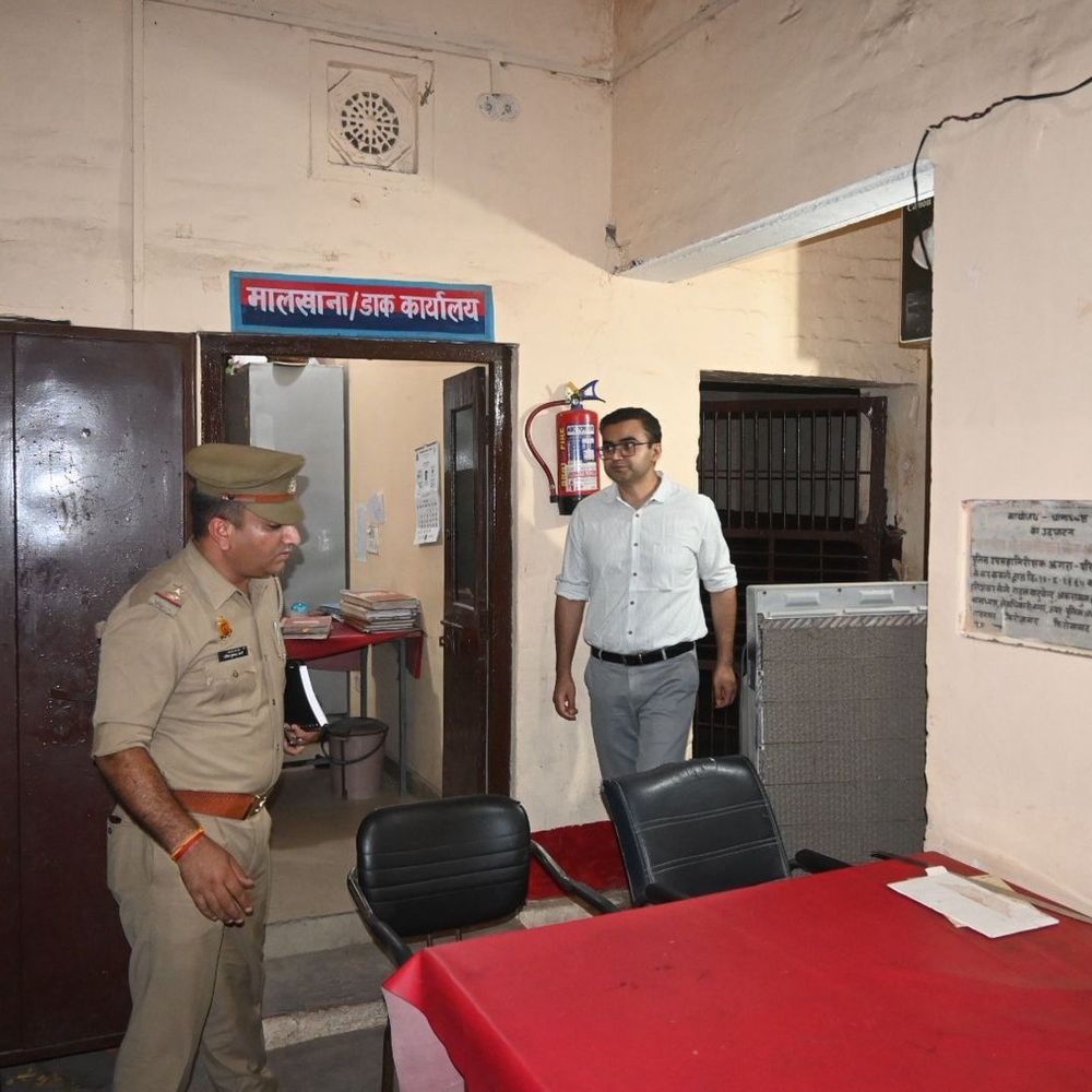 फिरोजाबाद SSP ने लाइनपार थाने का किया औचक निरीक्षण:पुलिस व्यवस्था चुस्त-दुरुस्त करने के दिए आवश्यक दिशा-निर्देश
