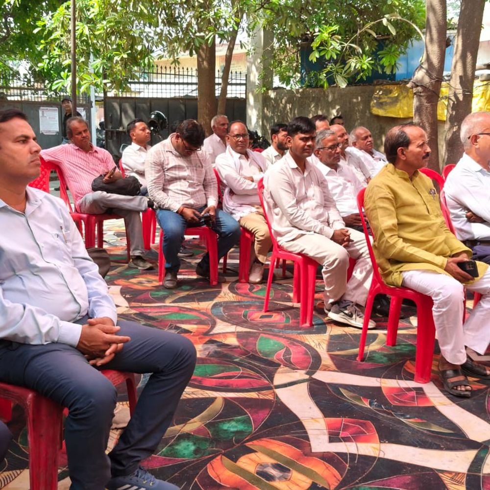 मऊ में शिक्षकों का प्रदर्शन, मुख्यमंत्री को ज्ञापन:पुरानी पेंशन सहित 12 सूत्रीय मांगों पर कार्रवाई की मांग