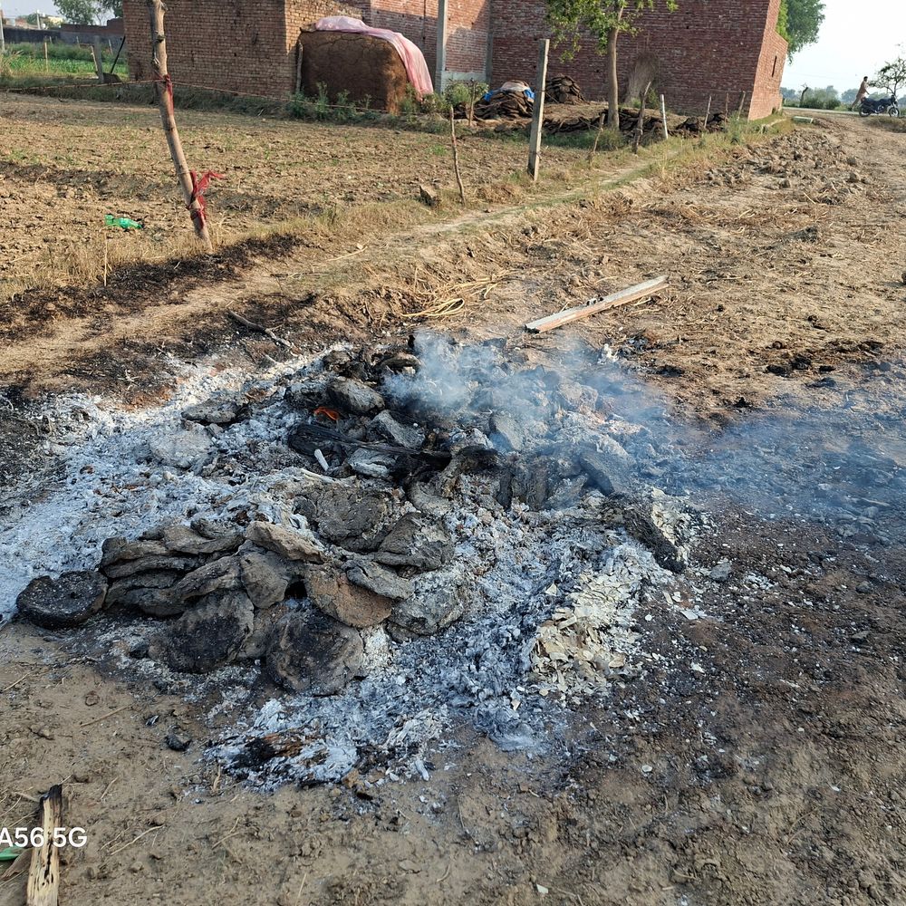आगरा में विवाहिता को जिंदा जलाया:मायके वालों ने कहा- ससुराल के लोगों ने हत्या के बाद खेत में जलाया शव