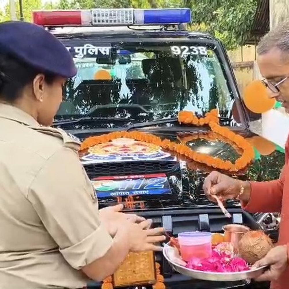 डायल 112 को मिलीं 17 नई गाड़ियां:फर्रुखाबाद में एसपी ने हरी झंडी दिखाकर किया रवाना, रिस्पांस टाइम बेहतर होगा