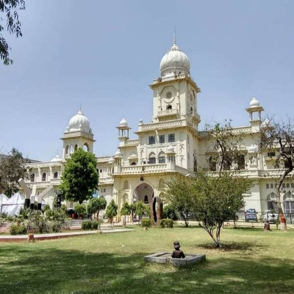 लखनऊ विश्वविद्यालय के 5 स्टूडेंट सस्पेंड:महिला से दुर्व्यवहार का लगा आरोप, 28 अप्रैल को हुई थी घटना