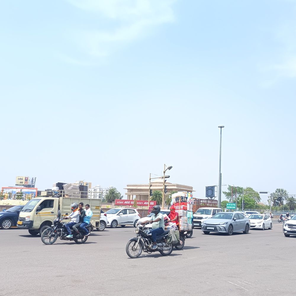 लखनऊ में चढ़ा पारा, तेज धूप से बढ़ी गर्मी:4 मई से फिर बदल सकता है मौसम; आंधी-बारिश की संभावना