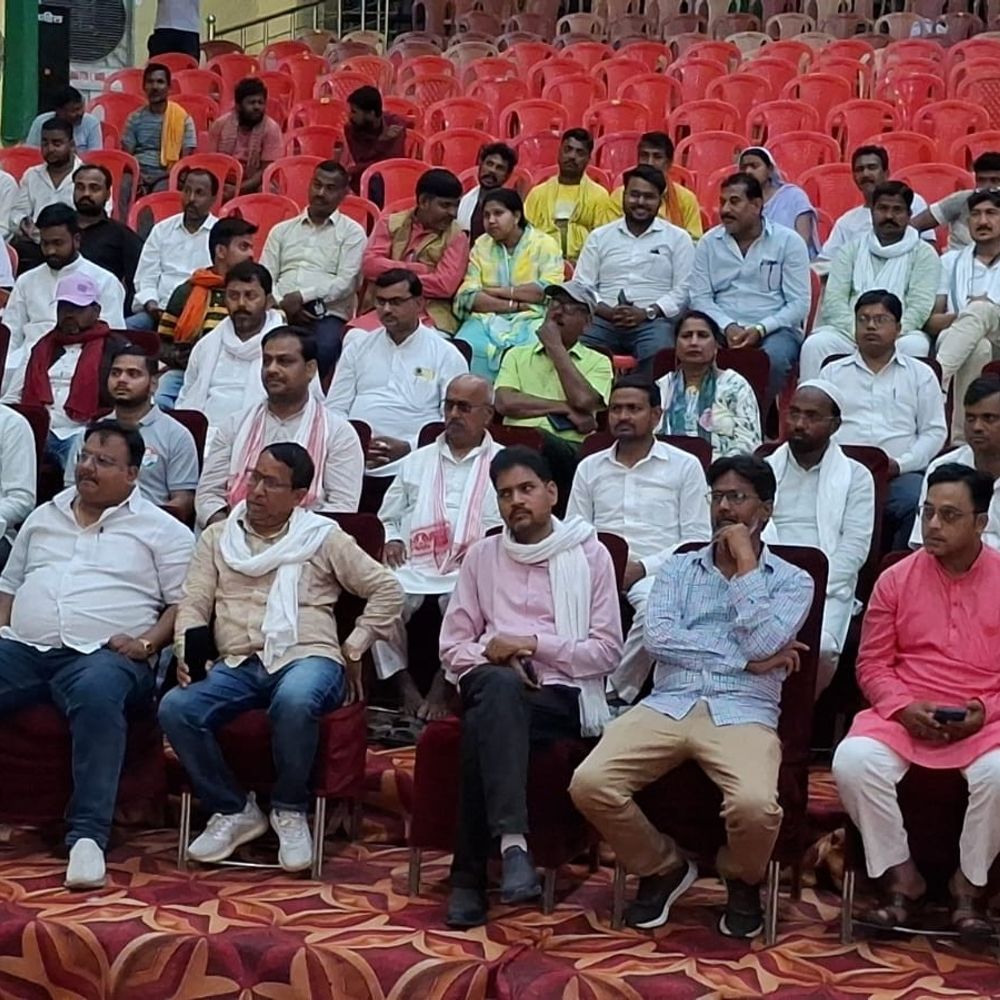 डीएम ने नगर पालिका समस्याओं पर दिए निर्देश:लंबित कार्यों, सड़क, बिजली, पानी की समस्याओं पर जवाबदेही तय की